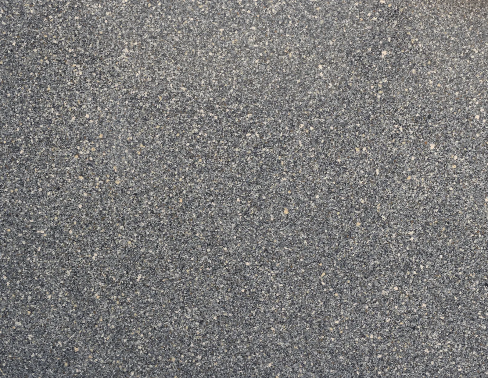Cận cảnh bề mặt đá Vicostone Orissa® BQ9130, xám than đậm, hạt mịn li ti, chiều sâu rõ