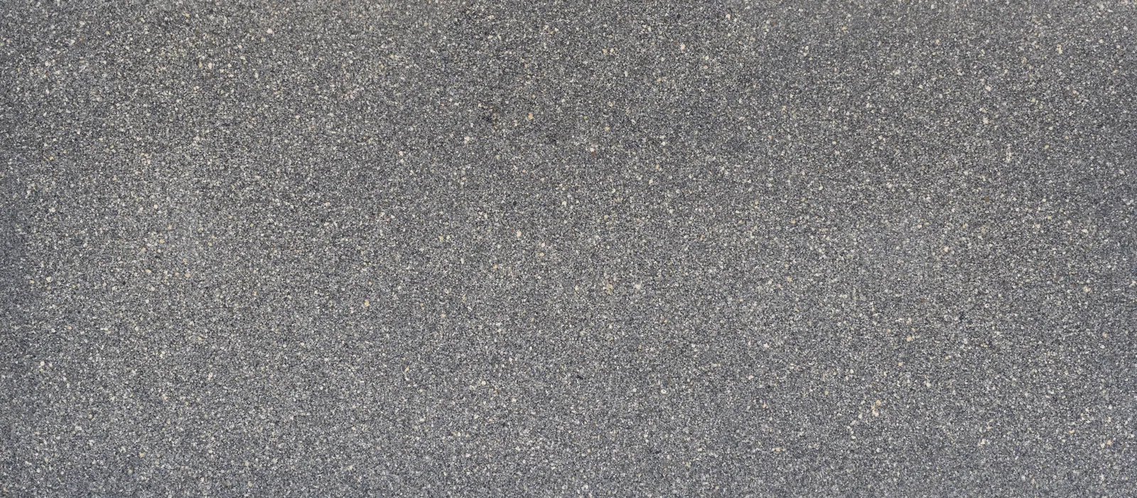 Tấm đá Vicostone Orissa® BQ9130 nguyên khổ, xám than đậm, hạt mịn li ti, chiều sâu rõ