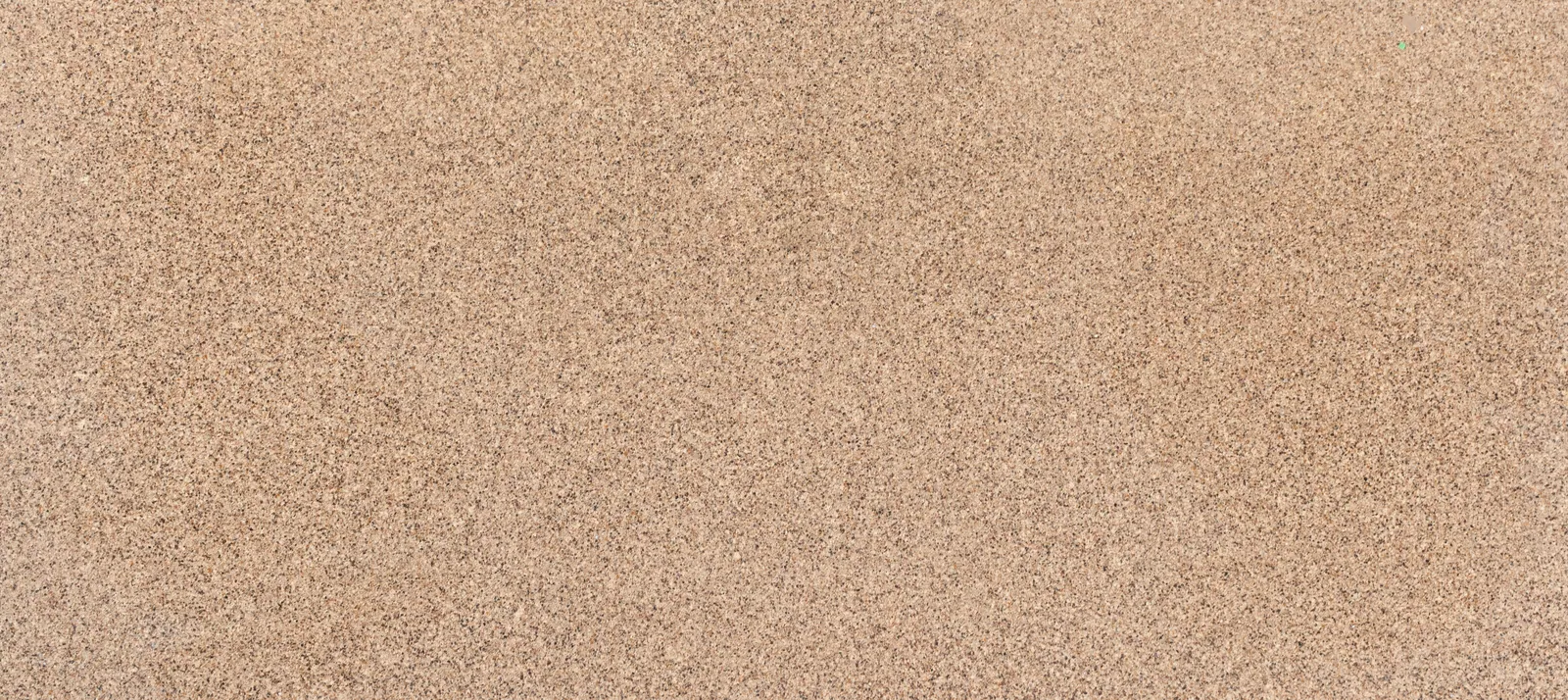 Tấm đá Vicostone Nirvara™ BQ9140 nguyên khổ, vàng cát ấm với hạt lớn nâu, đen và kem, hiệu ứng đá hoa cương rõ nét