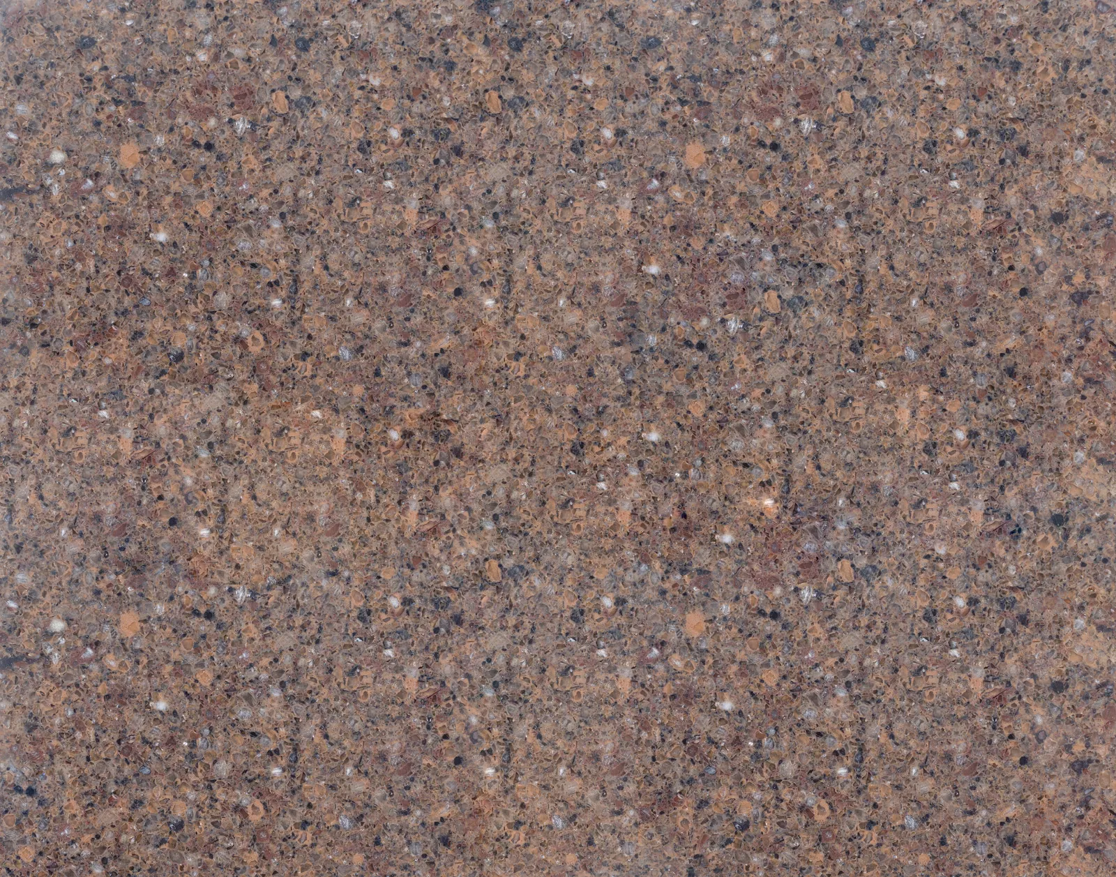 Cận cảnh bề mặt đá Vicostone Mozart™ BQ9210, nâu tím trầm, điểm hạt nâu đỏ và xám đậm