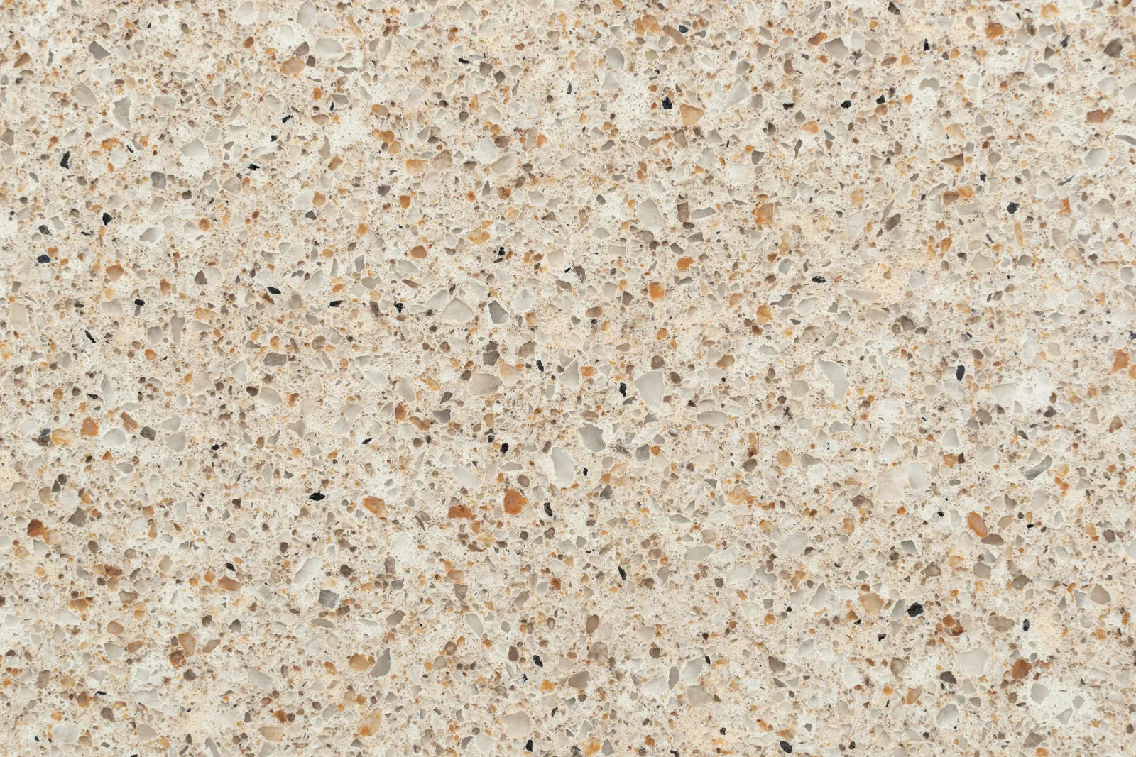 Cận cảnh bề mặt đá Vicostone Saturn™ BQ9260, kem sáng, điểm hạt hổ phách và xám đậm