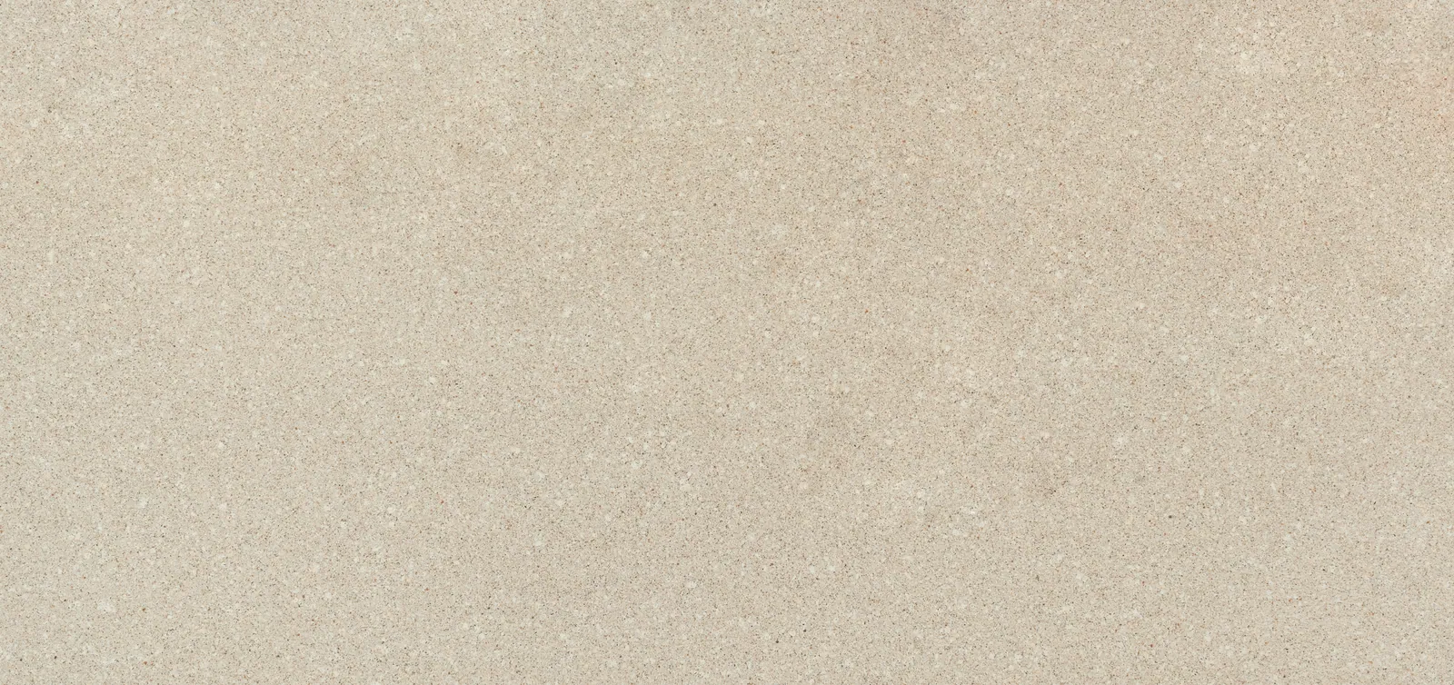 Tấm đá Vicostone Saturn™ BQ9260 nguyên khổ, kem sáng, điểm hạt hổ phách và xám đậm