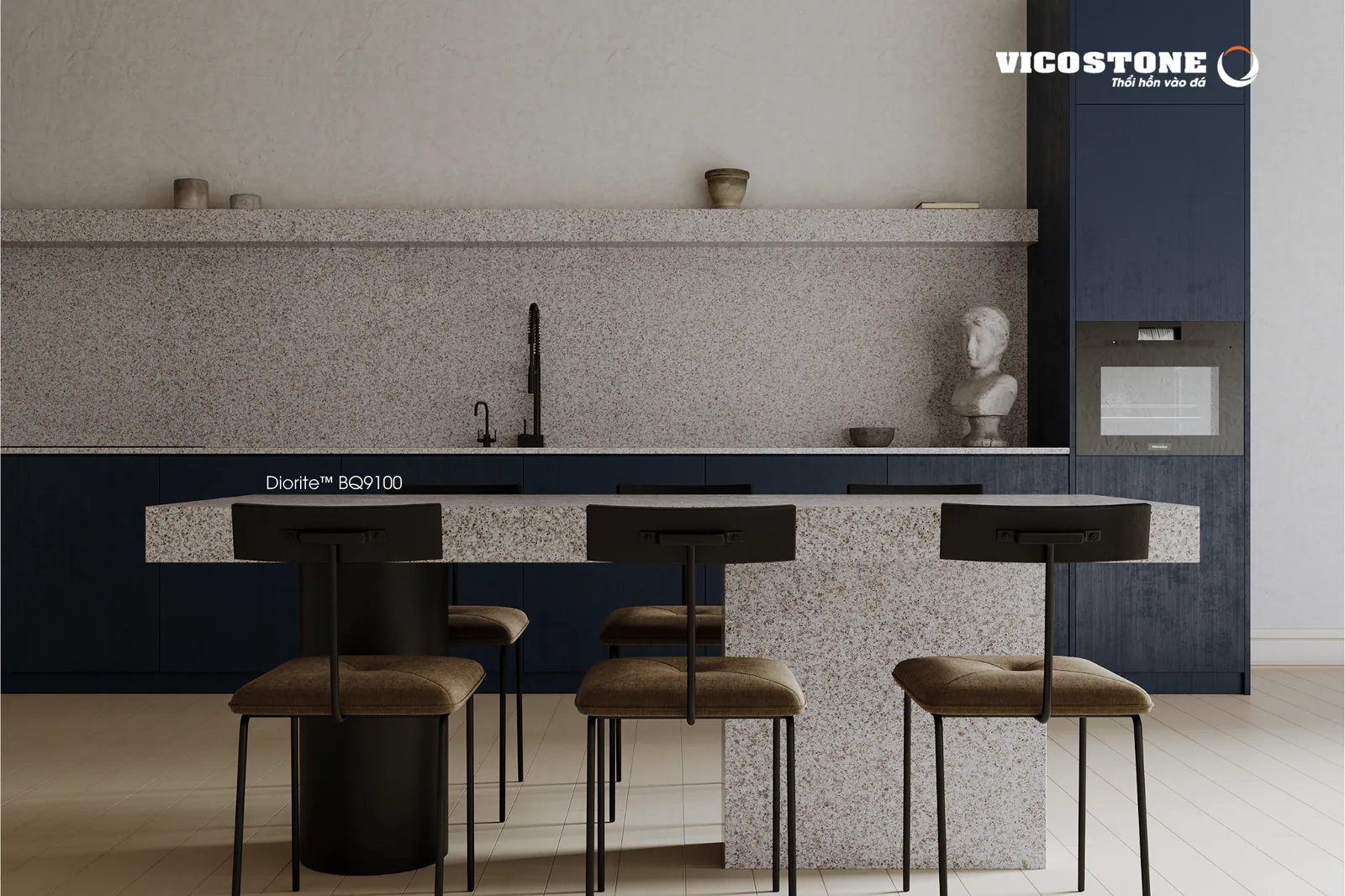 Quầy bar mặt đá Vicostone Diorite™ BQ9100 với ghế cao, tủ bếp xanh navy