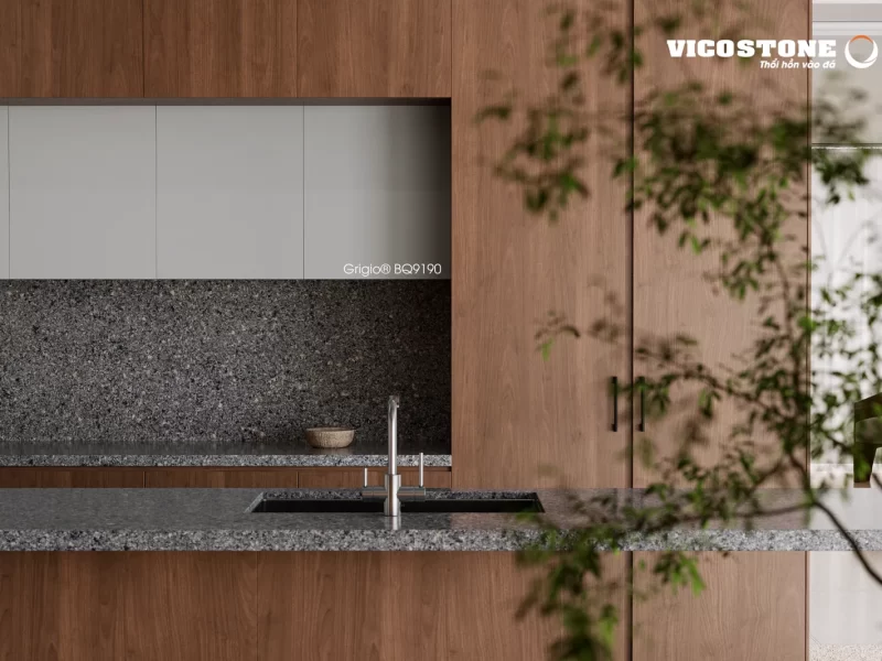 Bếp Tủ Gỗ Nâu Với Mặt Đá Và Tường Ốp Đá Vicostone Grigio® Bq9190