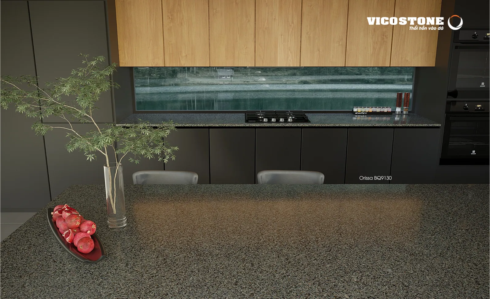 Bếp mặt đá Vicostone Orissa® BQ9130 với kính ốp bếp xanh và ghế đỏ