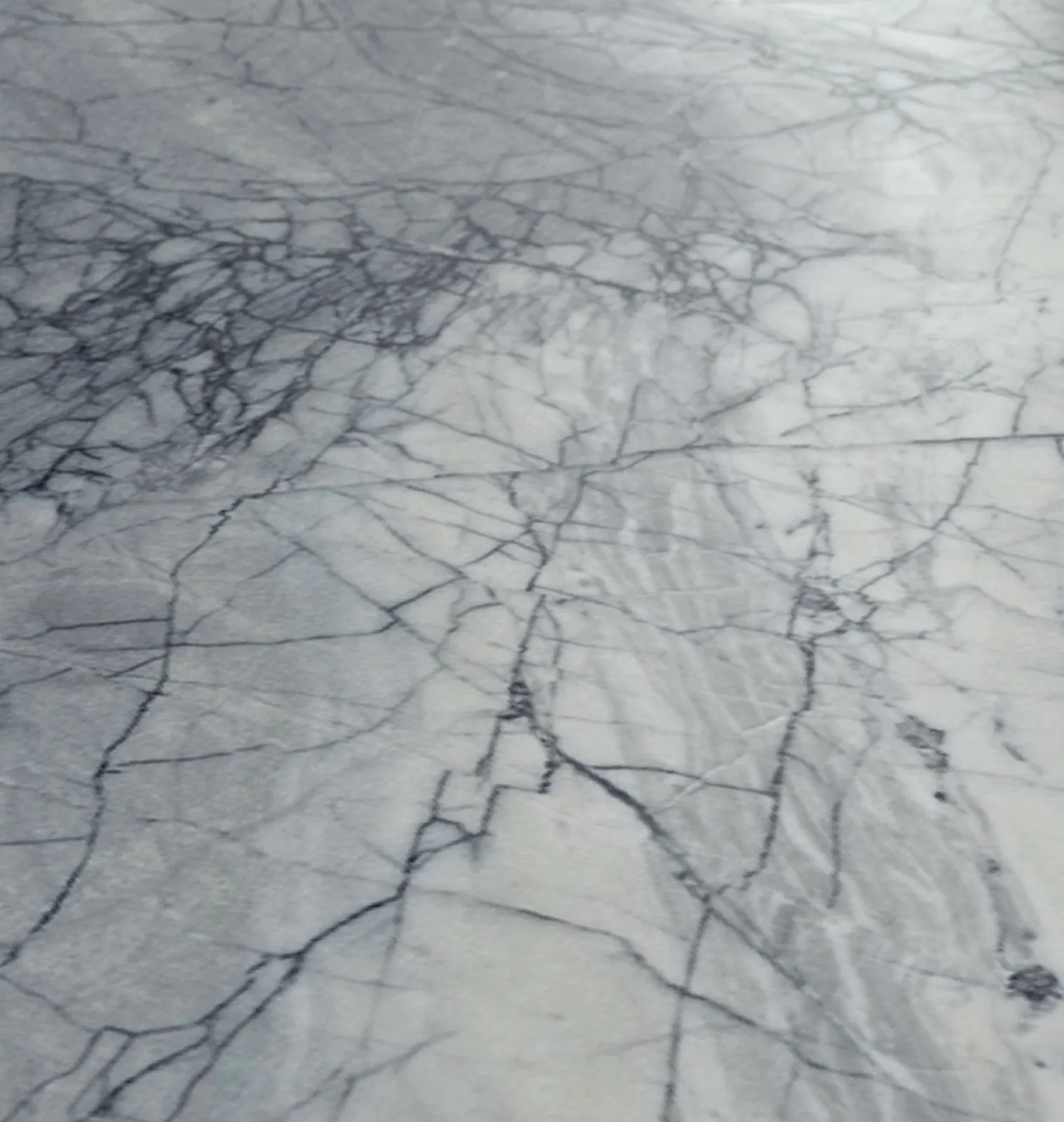 Bề mặt đá nung kết Vasta Stone Amano Marble chụp nguyên tấm, thấy rõ đường vân và tông màu
