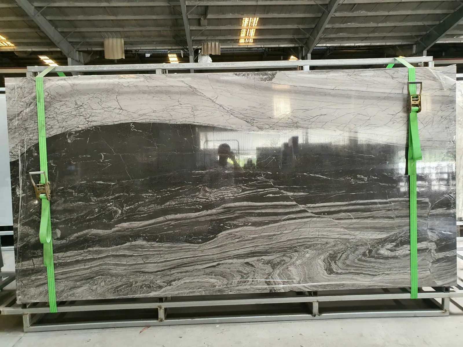 Tấm đá nung kết Vasta Stone Amano Marble khổ lớn nguyên tấm tại kho, xem được toàn bộ đường vân