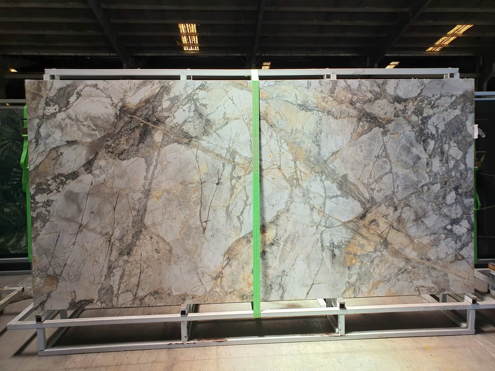Tấm đá nung kết Vasta Stone Invisible Gold khổ lớn nguyên tấm tại kho, xem được toàn bộ đường vân