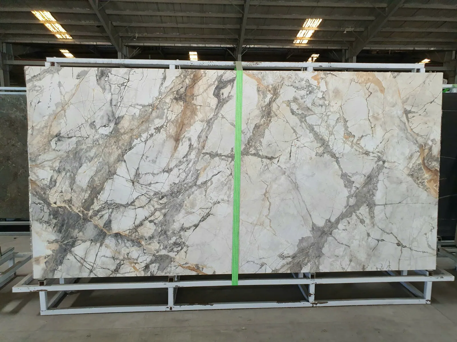 Tấm đá nung kết Vasta Stone Invisible Gold khổ lớn nguyên tấm tại kho, xem được toàn bộ đường vân
