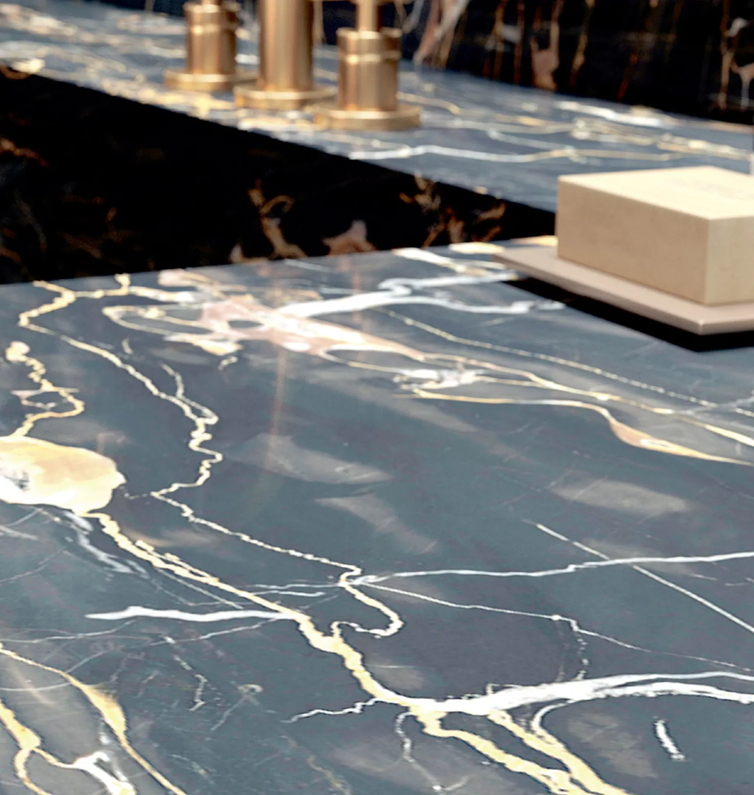 Không gian hoàn thiện bằng đá nung kết Vasta Stone Portoro Gold – mặt bàn bếp, đảo bếp, ốp tường