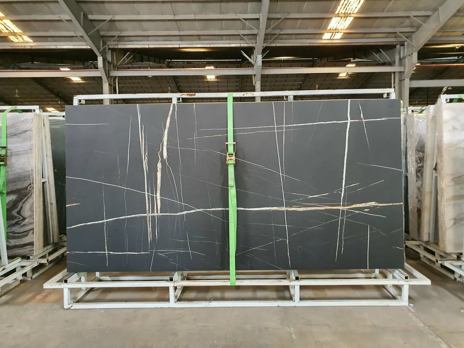 Tấm đá nung kết Vasta Stone Sahara Noir khổ lớn nguyên tấm tại kho, xem được toàn bộ đường vân