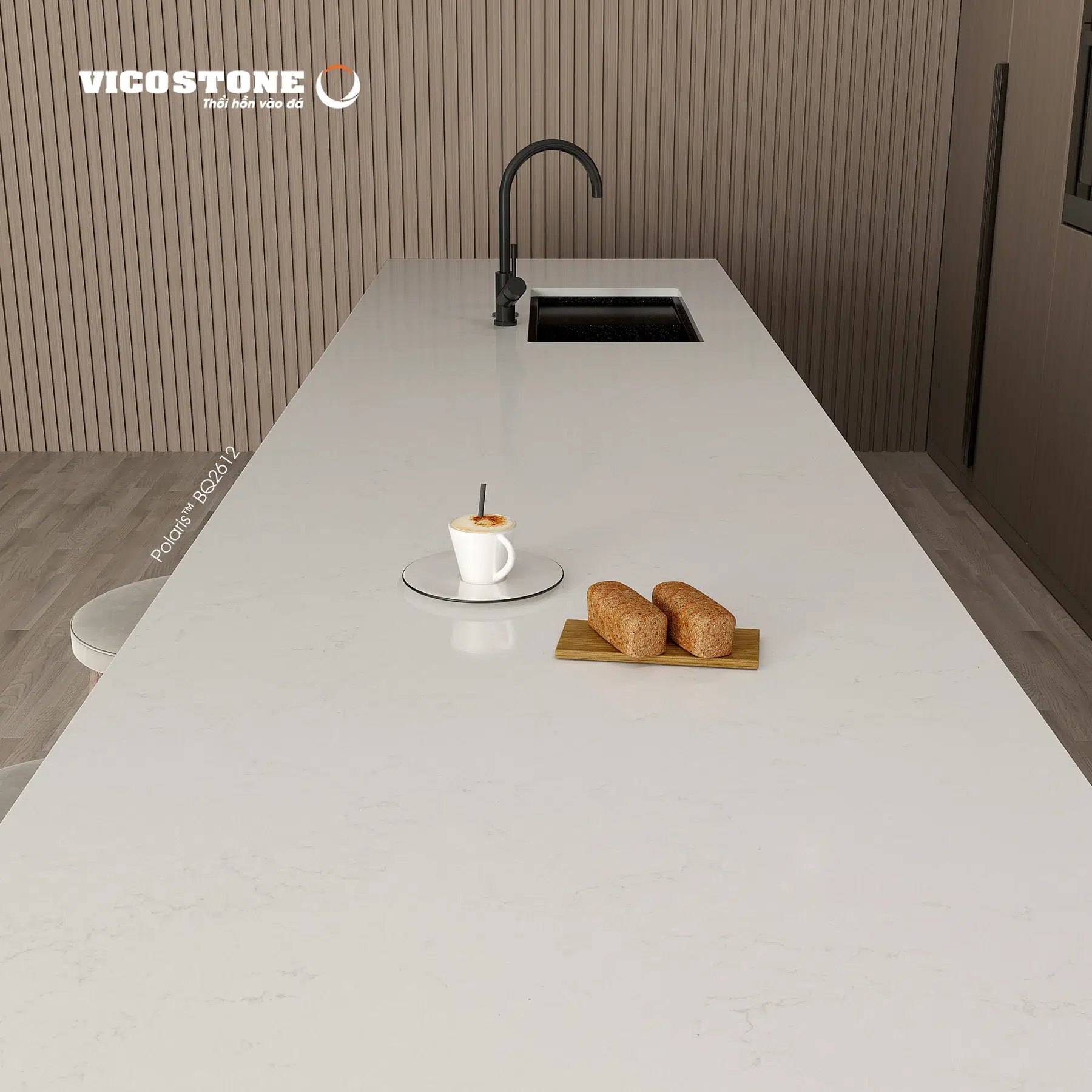 Đảo bếp dài mặt đá Vicostone Polaris BQ2612 với chậu rửa đen và vách nan gỗ