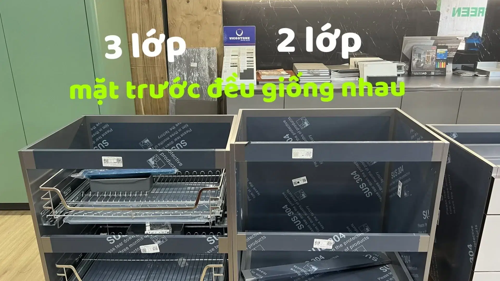 Thùng tủ bếp inox 3 lớp và 2 lớp đặt cạnh nhau, mặt trước khung viền giống nhau, bên trong có giá bát nâng
