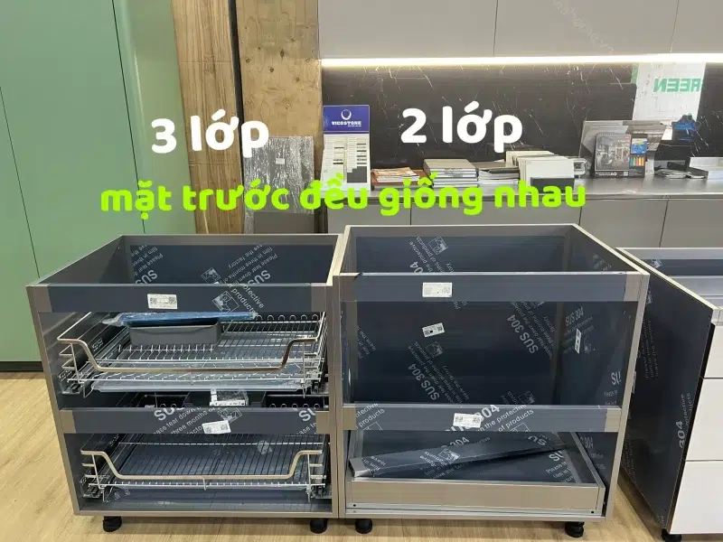 Thùng Tủ Bếp Inox 3 Lớp Và 2 Lớp Đặt Cạnh Nhau, Mặt Trước Khung Viền Giống Nhau, Bên Trong Có Giá Bát Nâng