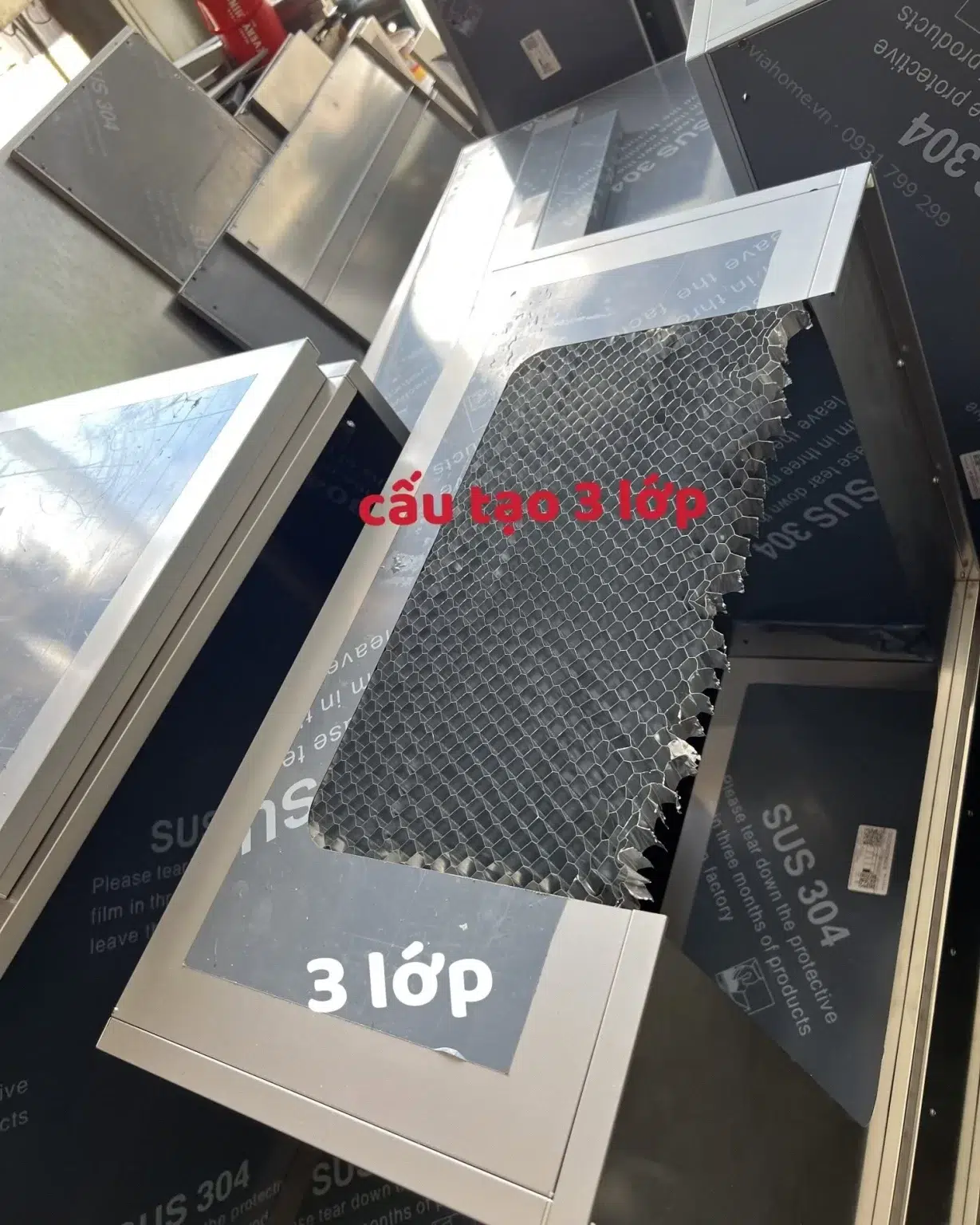 Cấu Tạo Tủ Bếp Inox 3 Lớp: Lõi Tổ Ong Kẹp Giữa Hai Tấm Inox