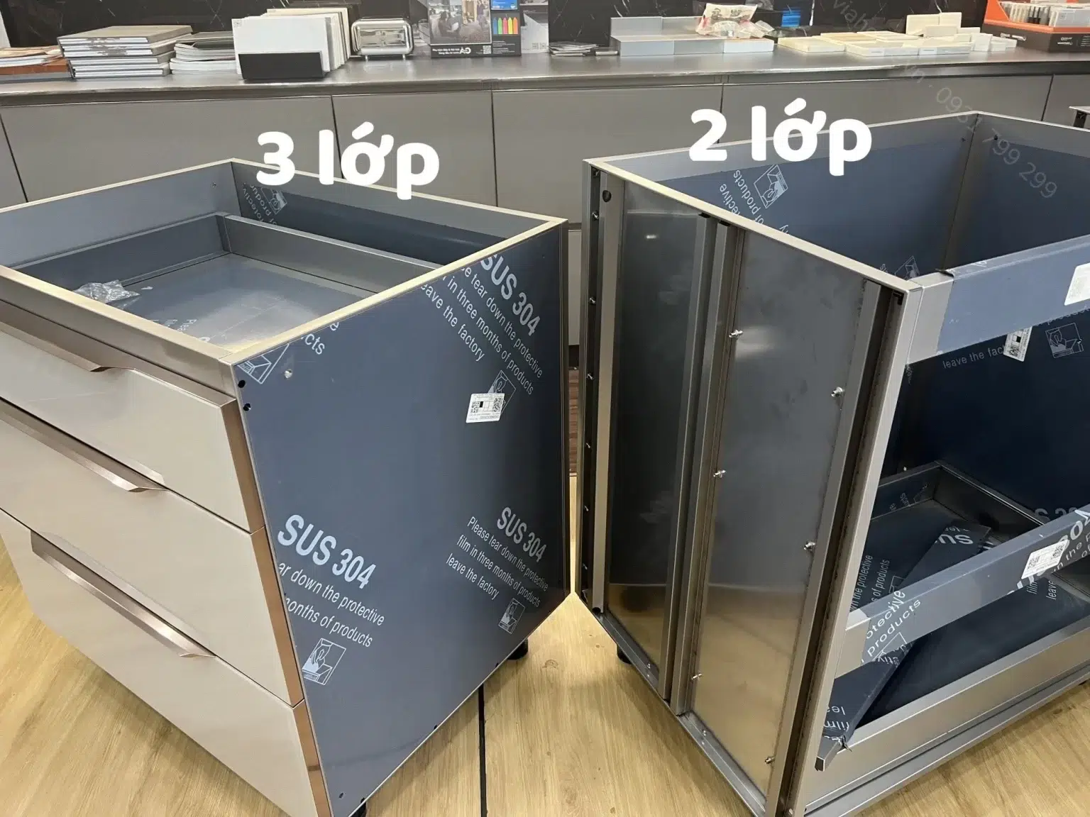 So Sánh Tủ Bếp Inox 3 Lớp Và 2 Lớp Nhìn Từ Bên Hông, Mẫu 2 Lớp Lộ Thanh Gân Tăng Cứng
