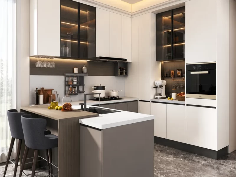 Toàn Cảnh Tủ Bếp Plywood Chữ U Kết Hợp Bàn Đảo, Cánh Melamine Trắng, Tủ Trên Có Ô Kính Khung Đen, Bàn Đảo Màu Ghi Với Quầy Bar Vân Gỗ Và Hai Ghế Cao