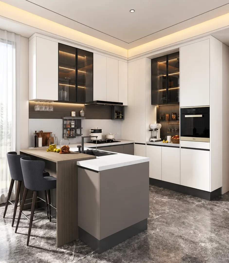 Toàn cảnh tủ bếp plywood chữ U kết hợp bàn đảo, cánh Melamine trắng, tủ trên có ô kính khung đen, bàn đảo màu ghi với quầy bar vân gỗ và hai ghế cao