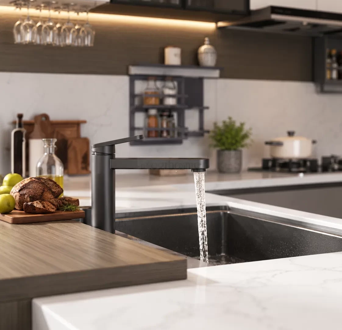 Chậu rửa âm mặt đá trắng vân xám với vòi màu đen trên bàn đảo tủ bếp plywood chữ U, quầy bar vân gỗ phía trước