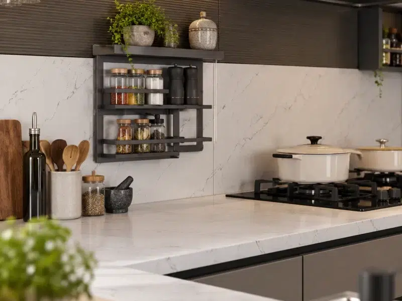 Giá Gia Vị Treo Tường Màu Đen Và Bếp Nấu Âm Mặt Đá Trong Tủ Bếp Plywood Chữ U Kết Hợp Bàn Đảo