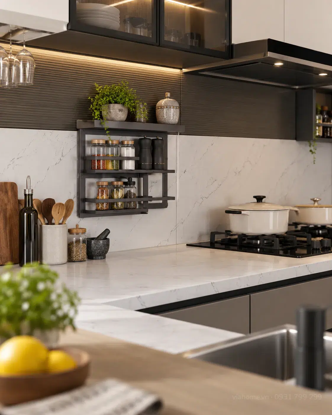 Sắp Xếp Tủ Bếp Gọn Gàng Với Giá Gia Vị Treo Tường Cạnh Bếp Nấu