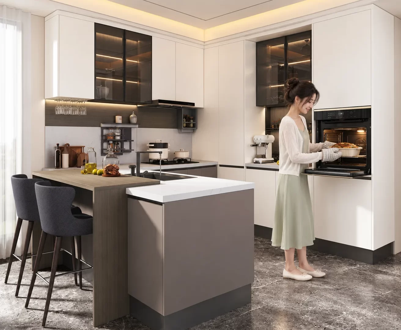 Người lấy khay nướng từ lò nướng âm tủ cao của tủ bếp plywood chữ U kết hợp bàn đảo